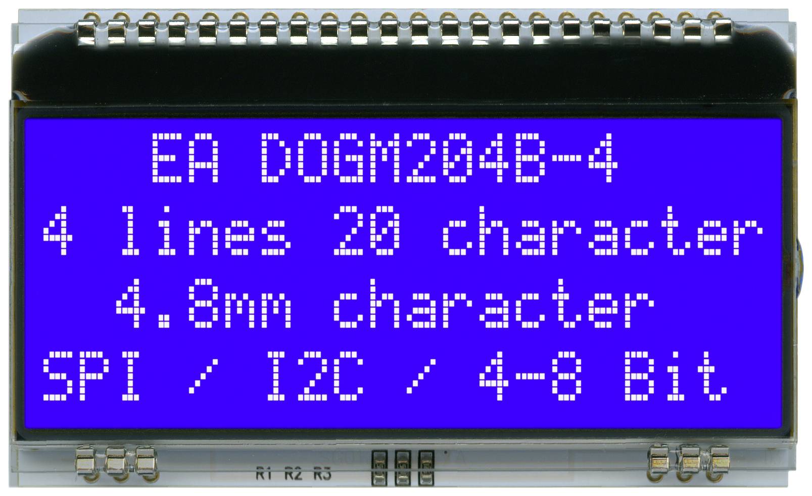Zobrazovací modul s modrým podsvícením zobrazuje text: 'EA DOGM204B-4, 4 řádky 20 znaků, 4,8mm výška znaků, SPI/I2C, 4-8 bitů'.