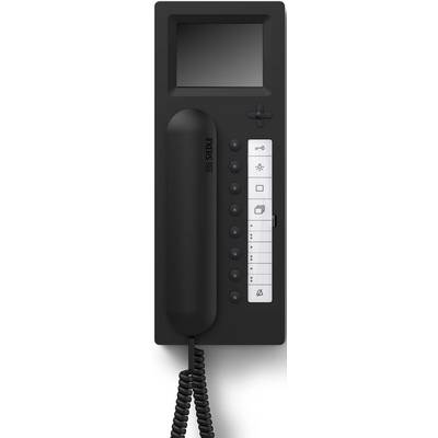 Černý pevný telefon s displejem a tlačítky pro volání a ovládání funkcí.