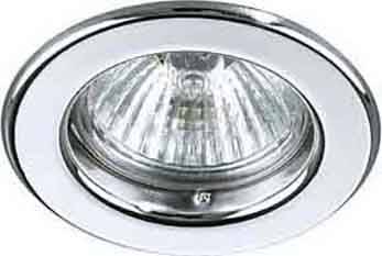Stříbrná vestavná bodová lampa se skleněným krytem, která svítí směrem dolů. Je zapuštěná do stropu.
