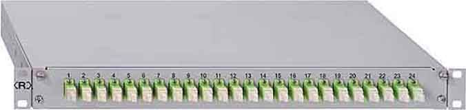 Šedý patch panel s 24 zelenými porty pro správu kabeláže v síti.