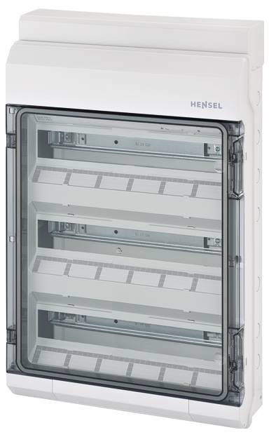 Prázdná elektrická rozvodná skříň s průhlednými dvířky a montážními lištami pro instalaci elektrických komponentů.