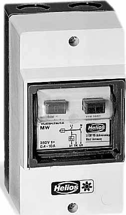 Elektrotechnické zařízení s nápisem 'Helios'. Obsahuje spínače a technické specifikace týkající se napětí a proudu.