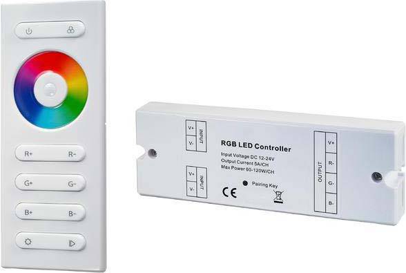 RGB LED dálkový ovladač a řídicí modul. Dálkový ovladač má barevný kruh a několik tlačítek. Řídicí modul zobrazuje připojovací schémata.