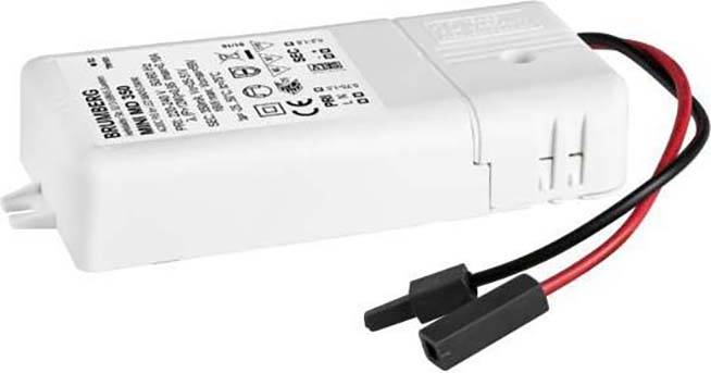 Bílé elektronické zařízení s kabely. Štítek zobrazuje technické symboly a certifikace.