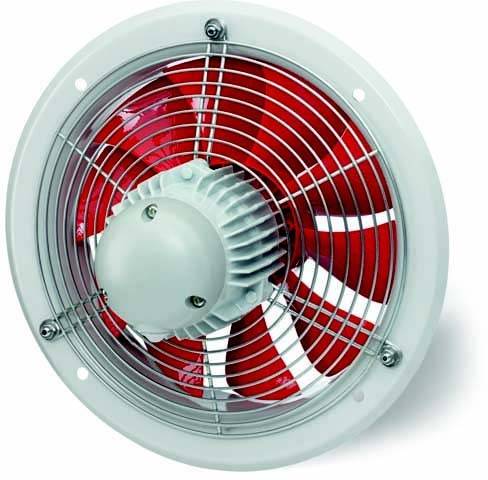 Kulatý ventilátor s červeným rotorem a šedým ochranným krytem, pravděpodobně určený pro větrání nebo chlazení v technických zařízeních nebo prostorách.
