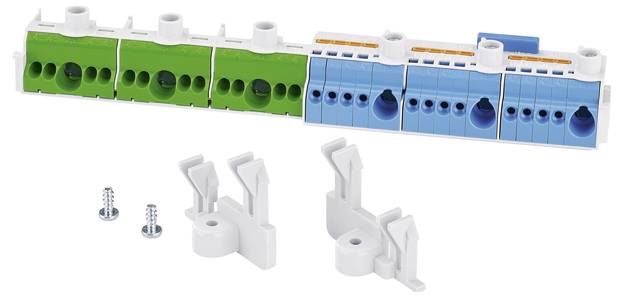 Elektrický rozváděč se zelenými a modrými segmenty, doplňkovými díly a dvěma šrouby vedle něj.