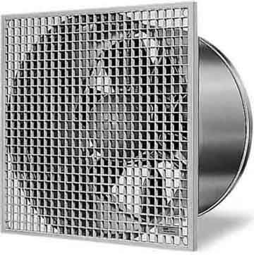 Ventilátor s čtvercovým ochranným krytem instalovaný v průmyslovém nebo komerčním prostředí.
