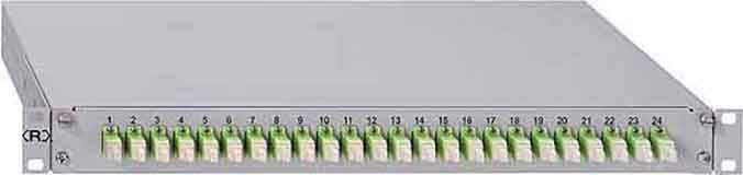 Síťový patch panel se 24 očíslovanými porty uspořádanými v řadě pro organizaci kabelážních systémů v IT stojanech.