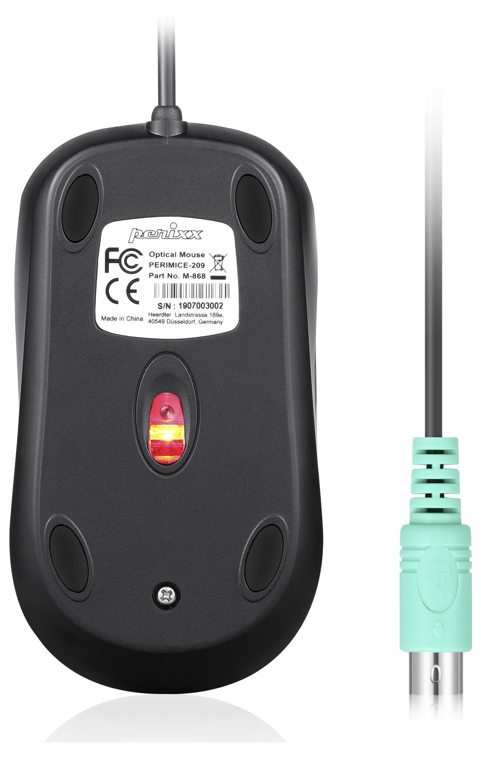 Zadní strana černé optické myši s kabelem, viditelným červeným senzorem a USB konektorem.