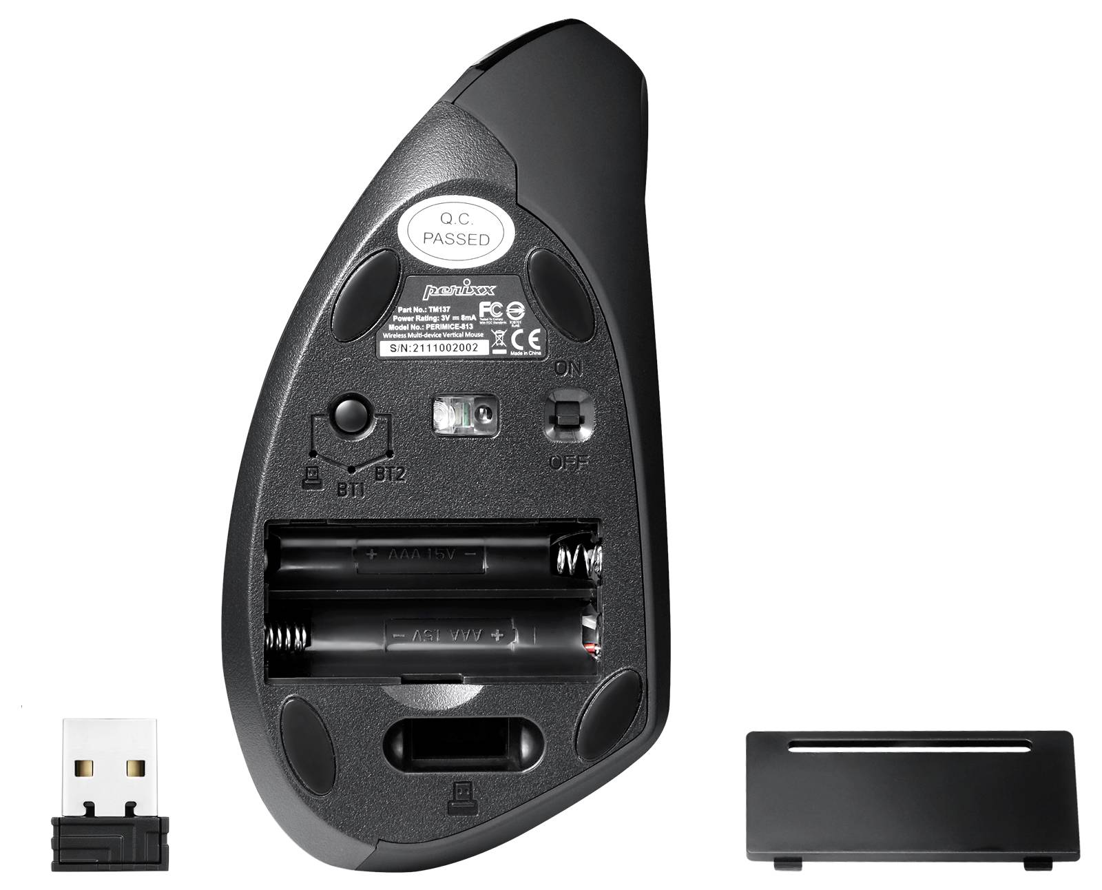 Černá bezdrátová myš pohledem zespodu, ukazuje prostor pro baterie bez baterií, vedle USB přijímač a kryt. Přepínač je v poloze 'ZAP'.