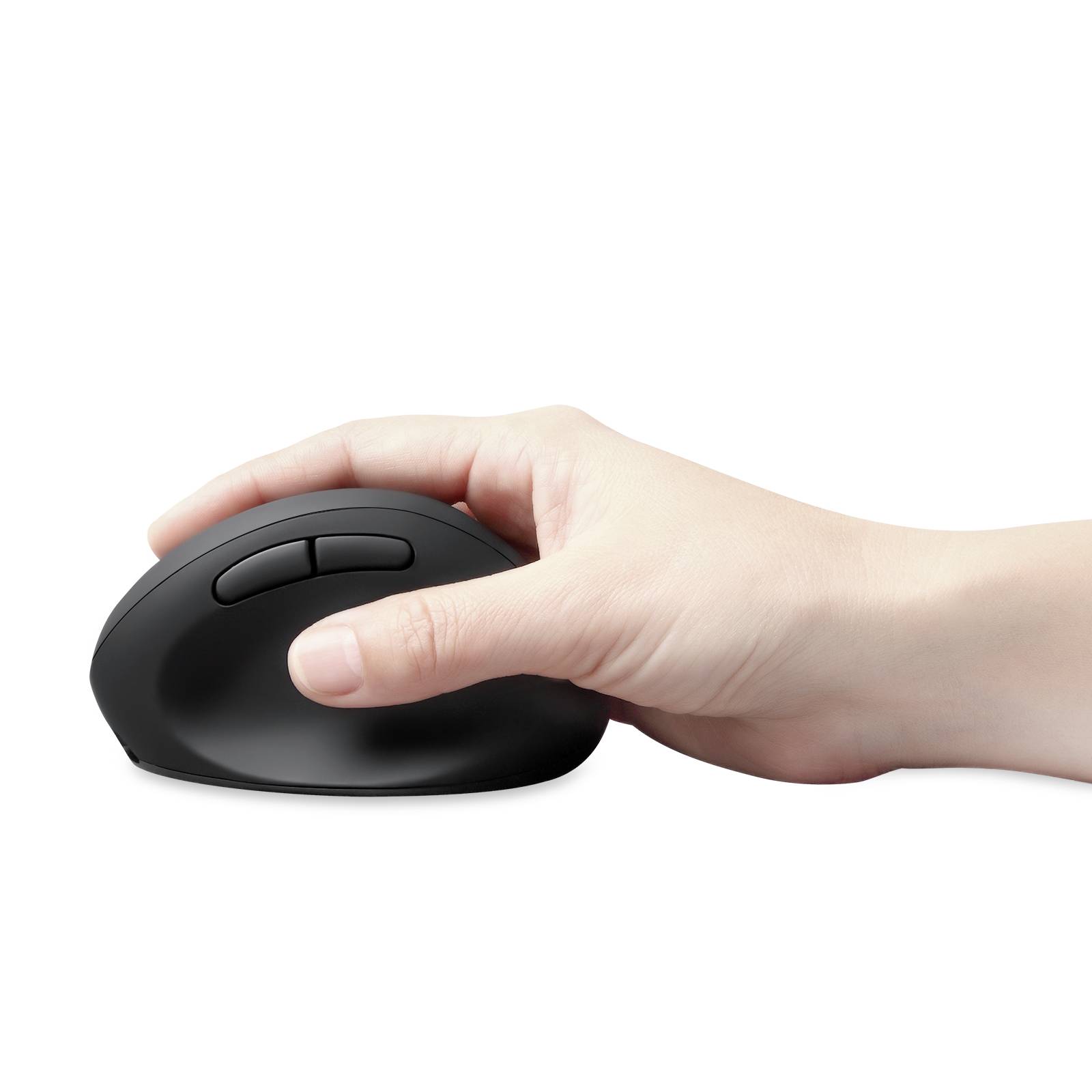 Jedna ruka drží ergonomickou černou počítačovou myš se dvěma tlačítky.