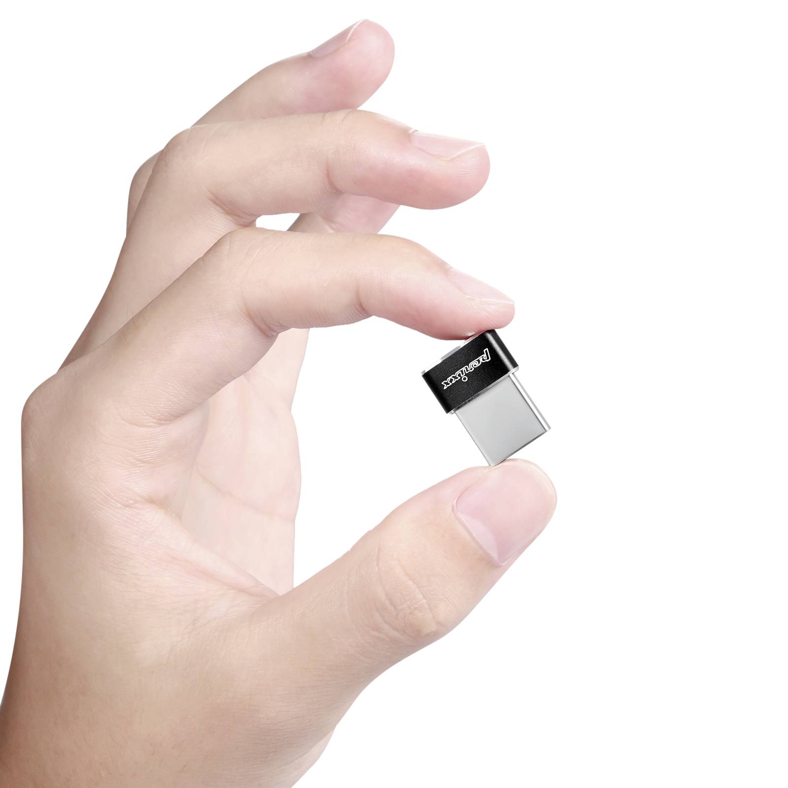 Jedna ruka drží malý stříbrný USB flash disk s černým víčkem. Disk je z poloviny viditelný v obraze.