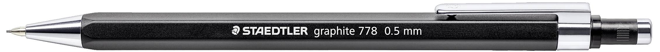 Černé mechanické pero, 'STAEDTLER graphite 779 0,5 mm', ležící na bílém povrchu.