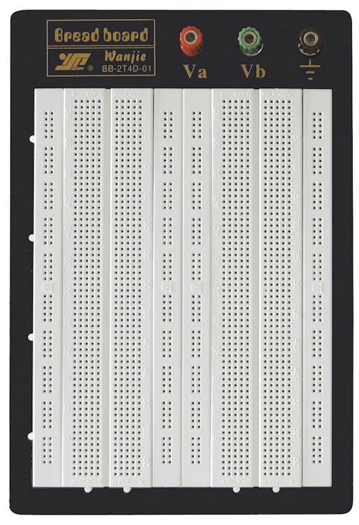 Černá nepájivá kontaktní deska s bílou mřížkou a konektory nahoře pro elektronické obvody. Vlevo nahoře nápis 'Bread Board'.