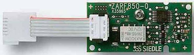Elektronická deska s nápisem 'ZARF850-0'. Jsou viditelné různé čipy, rezistory a kabelový konektor vlevo.
