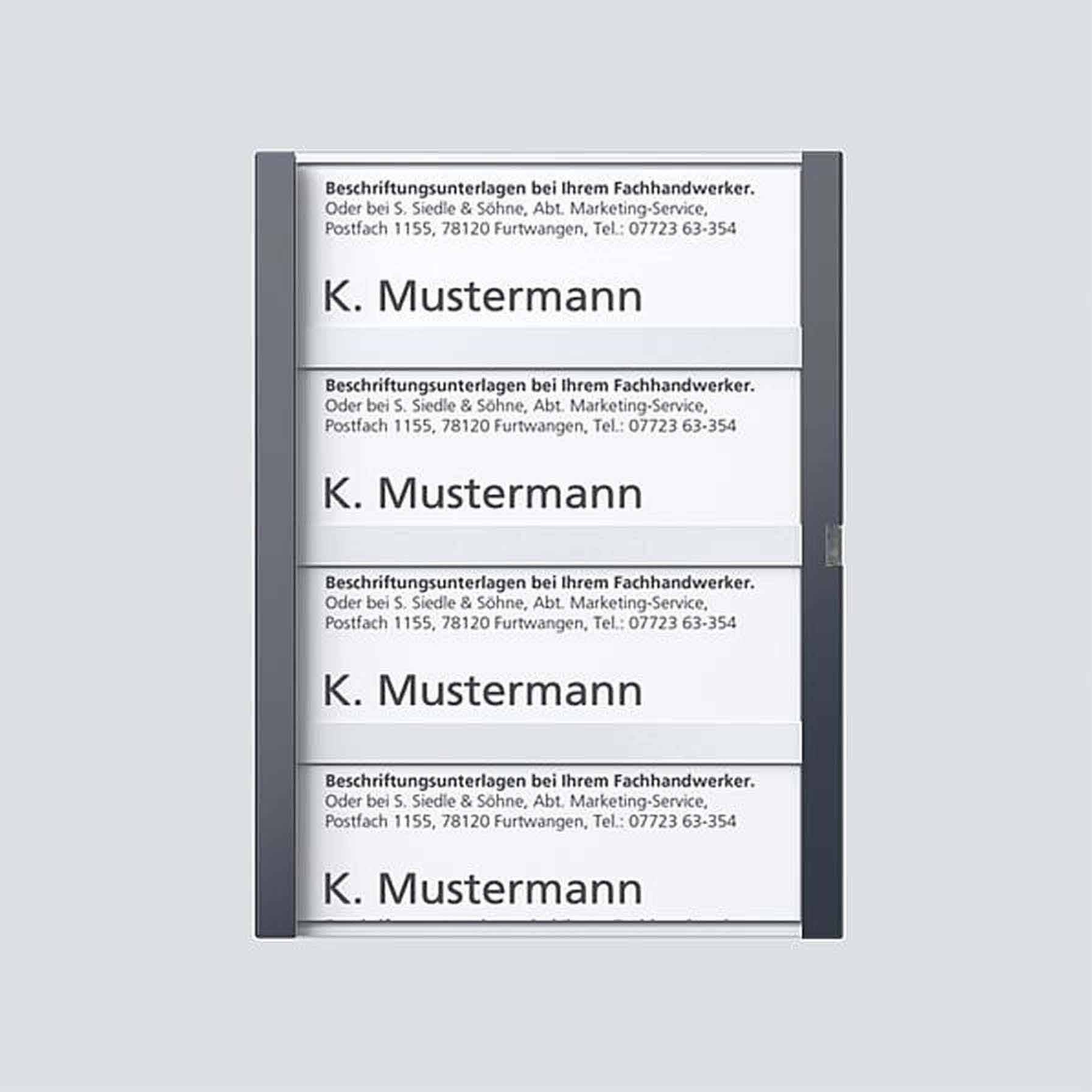 "K. Mustermann" je uveden na čtyřech stejně vypadajících jmenovkách umístěných nad sebou. Adresa a kontaktní údaje jsou uvedeny výše.