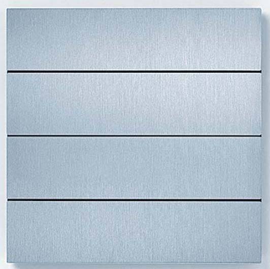 Stříbrná, čtvercová kovová deska se čtyřmi vodorovnými drážkami v pravidelných rozestupech. Minimalistický design.
