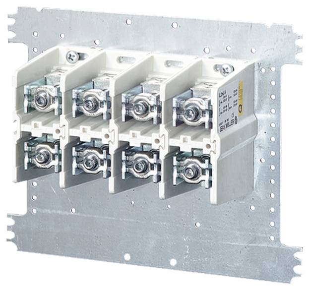 Šestinásobné elektrické pojistkové uspořádání na kovovém panelu pro zabezpečení a distribuci elektrických obvodů.