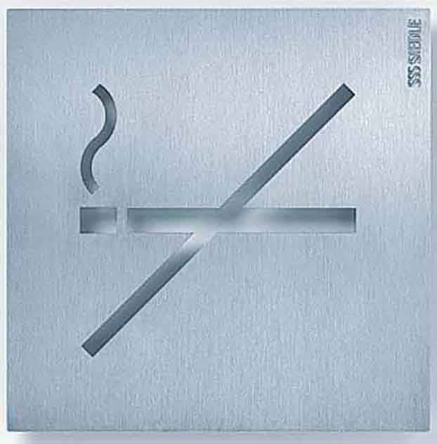 Stylizovaný symbol zákazu kouření na kovovém povrchu zobrazující přeškrtnutou cigaretu.