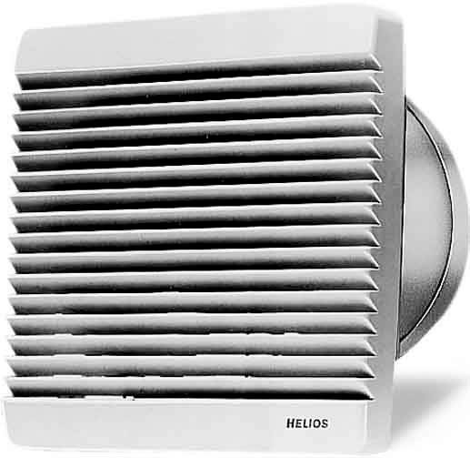 Bílý nástěnný ventilátor s několika horizontálními lamelami, namontovaný na stěně.