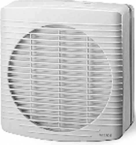 Obrázek zobrazuje bílý ventilátor s horizontálními lamelami, které zakrývají kulatou mřížku ventilátoru.