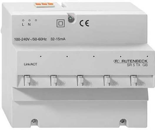 Bílý síťový switch s pěti ethernetovými porty, LED indikátory a štítky pro napětí a proudové zatížení.