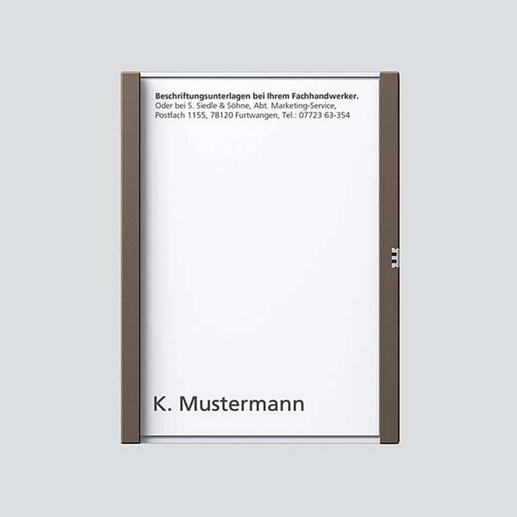 Reklamní tabule s kontaktními informacemi nahoře. Dole stojí 'K. Mustermann'.