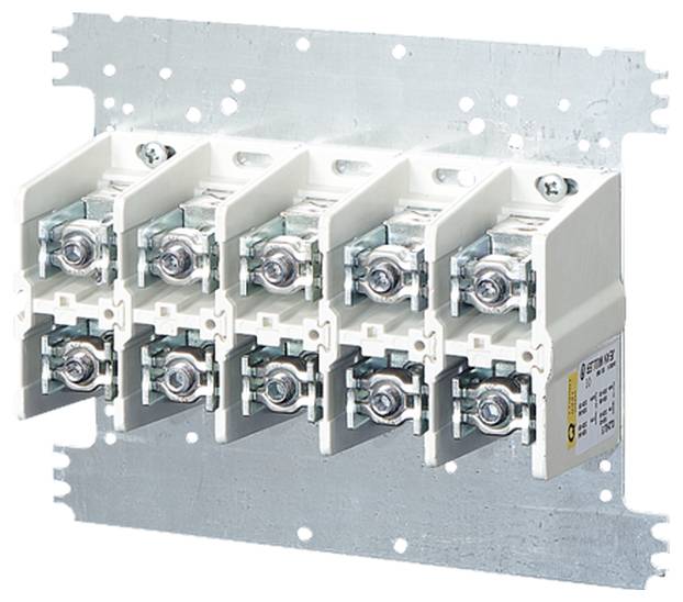 Elektrická pojistková jednotka se čtyřmi pojistkami namontovanými na kovovém podkladu, určená pro distribuci a ochranu elektrických obvodů.