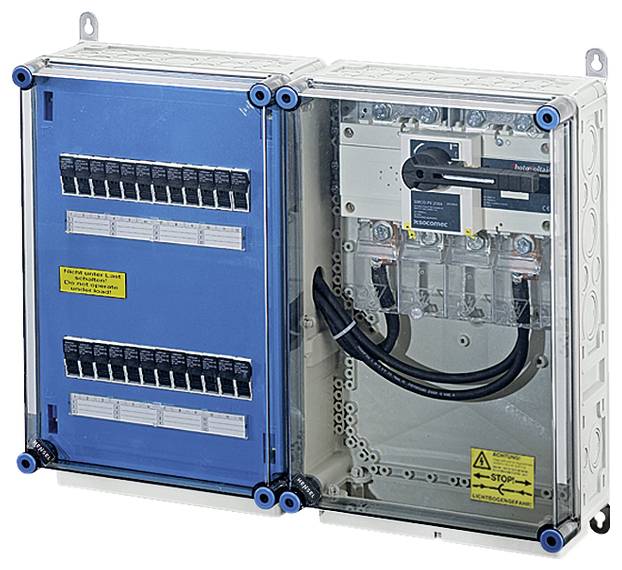 Otevřená elektrická rozvodná skříň s několika pojistkami a velkým hlavním jističem. Hlavní jistič je výrazně větší.