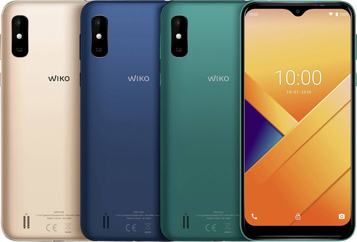 Čtyři smartphony Wiko v různých barvách (zlatá, modrá, zelená) a jeden s aktivovanou obrazovkou zobrazující čas.