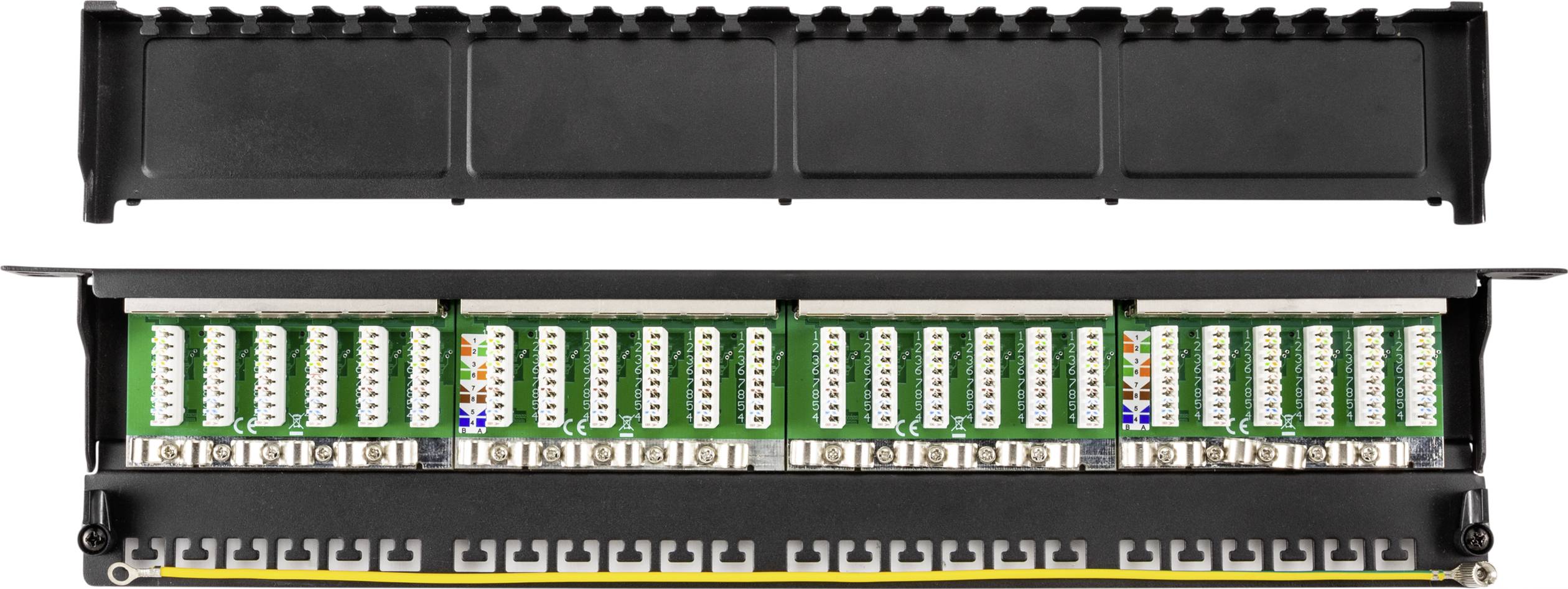 Prázdný 24portový patch panel s barevně označenými přípojnými body pro síťové kabeláže, bez připojených kabelů.