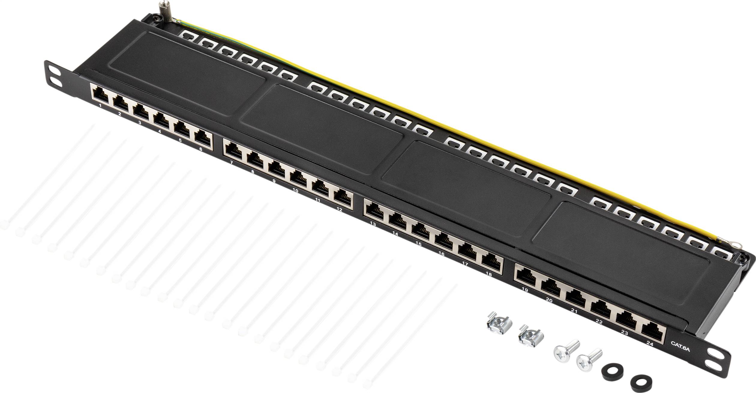 Síťový patch panel s 24 ethernetovými porty, montážní materiál je položen vedle něj. Ideální pro organizaci kabelových připojení v racku.