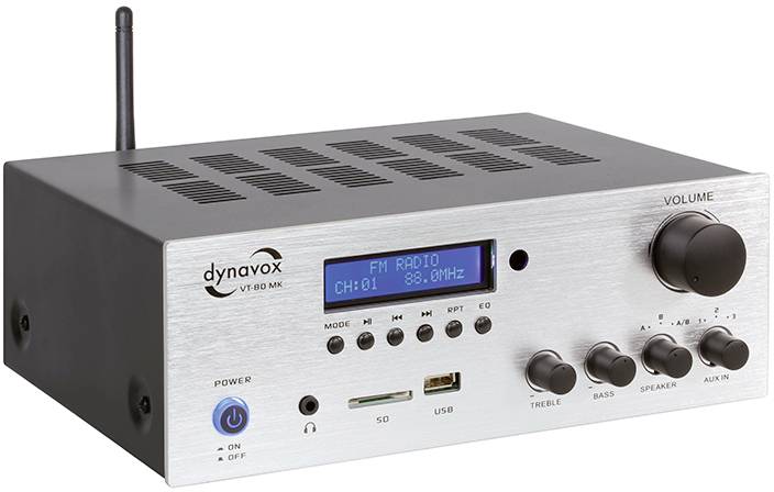 Stříbrný stereo zesilovač s regulátorem hlasitosti, tlačítky pro bass a výšky, USB vstupem, slotem na SD kartu a FM rádiovým displejem.