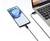 Mobilní telefon je nabíjen přes USB kabel na laptoptopovém počítači. Obrazovka ukazuje 85% stavu baterie.