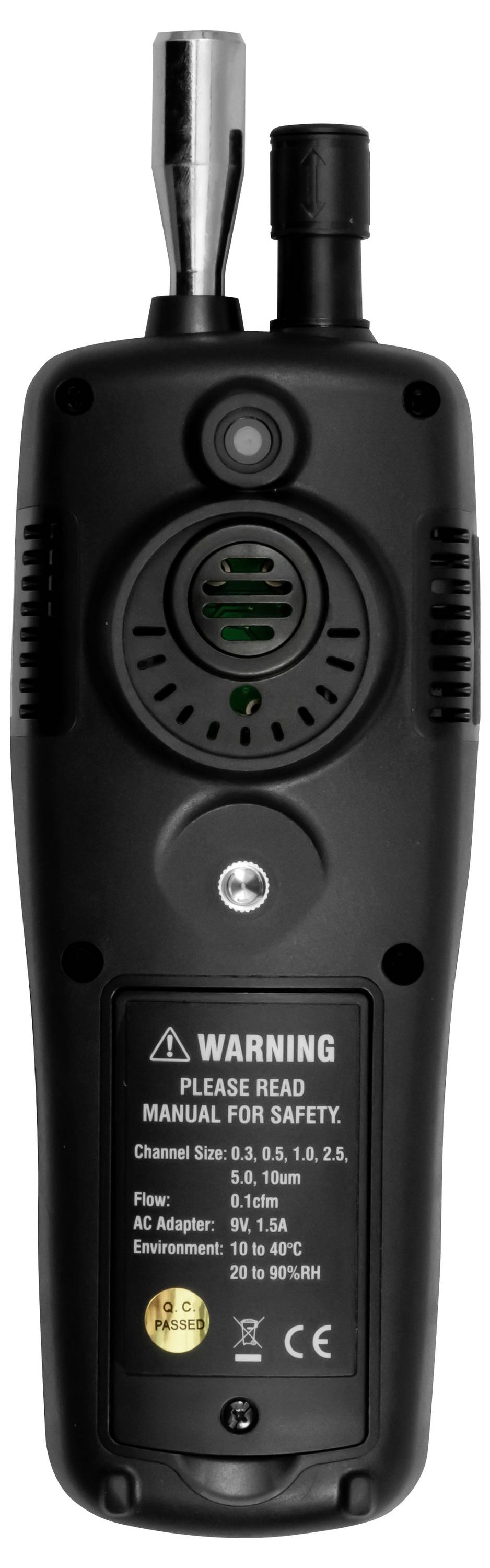 Zadní strana černého přenosného radiotransceiveru s anténou a klipem na opasek, zobrazující reproduktor, výstražný štítek a regulační označení.