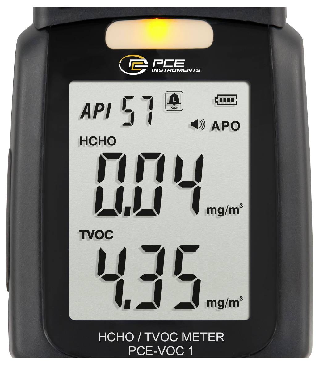 Přenosný měřič VOC PCE 1 zobrazující vnitřní kvalitu ovzduší: HCHO 0,04 mg/m³, TVOC 4,35 mg/m³, API 57, s ikonami alarmu a baterie.