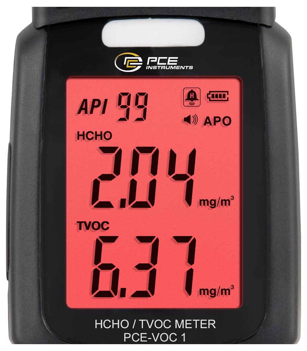 Přenosný měřič PCE VOC 1 s displejem zobrazujícím HCHO 2,04 mg/m³, TVOC 6,37 mg/m³, API 99 a indikátor APO.