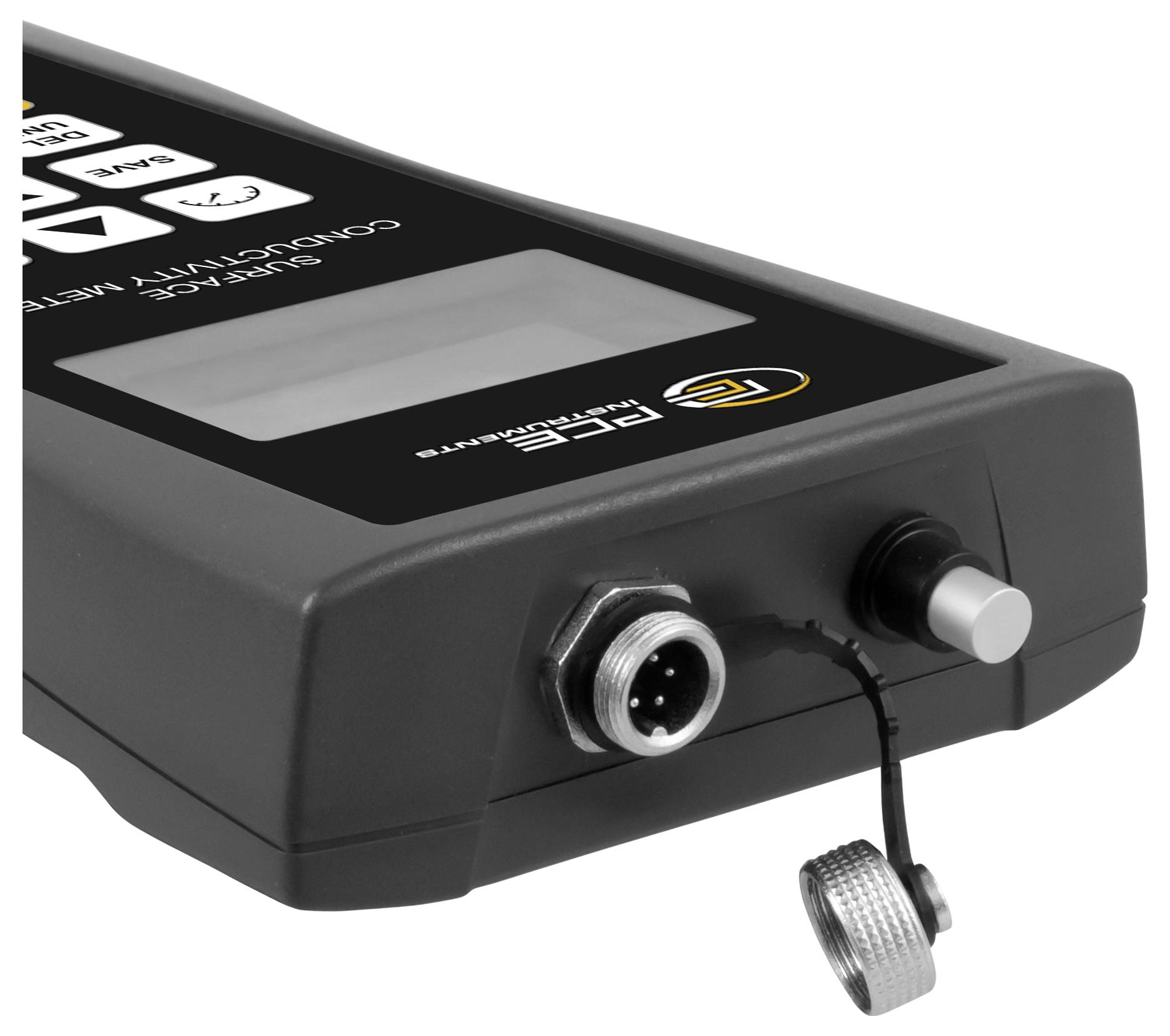 Detailní snímek černého přenosného elektronického zařízení s malým displejem, ovládacími tlačítky a kabelem propojeným kovovým hrotem nebo konektorem na přední straně.
