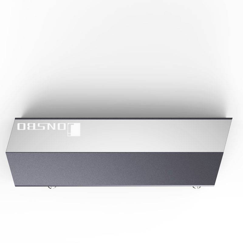 Stropní ventilátor v minimalistickém designu se stříbrným krytem a nápisem 'JONSBO' na přední straně.