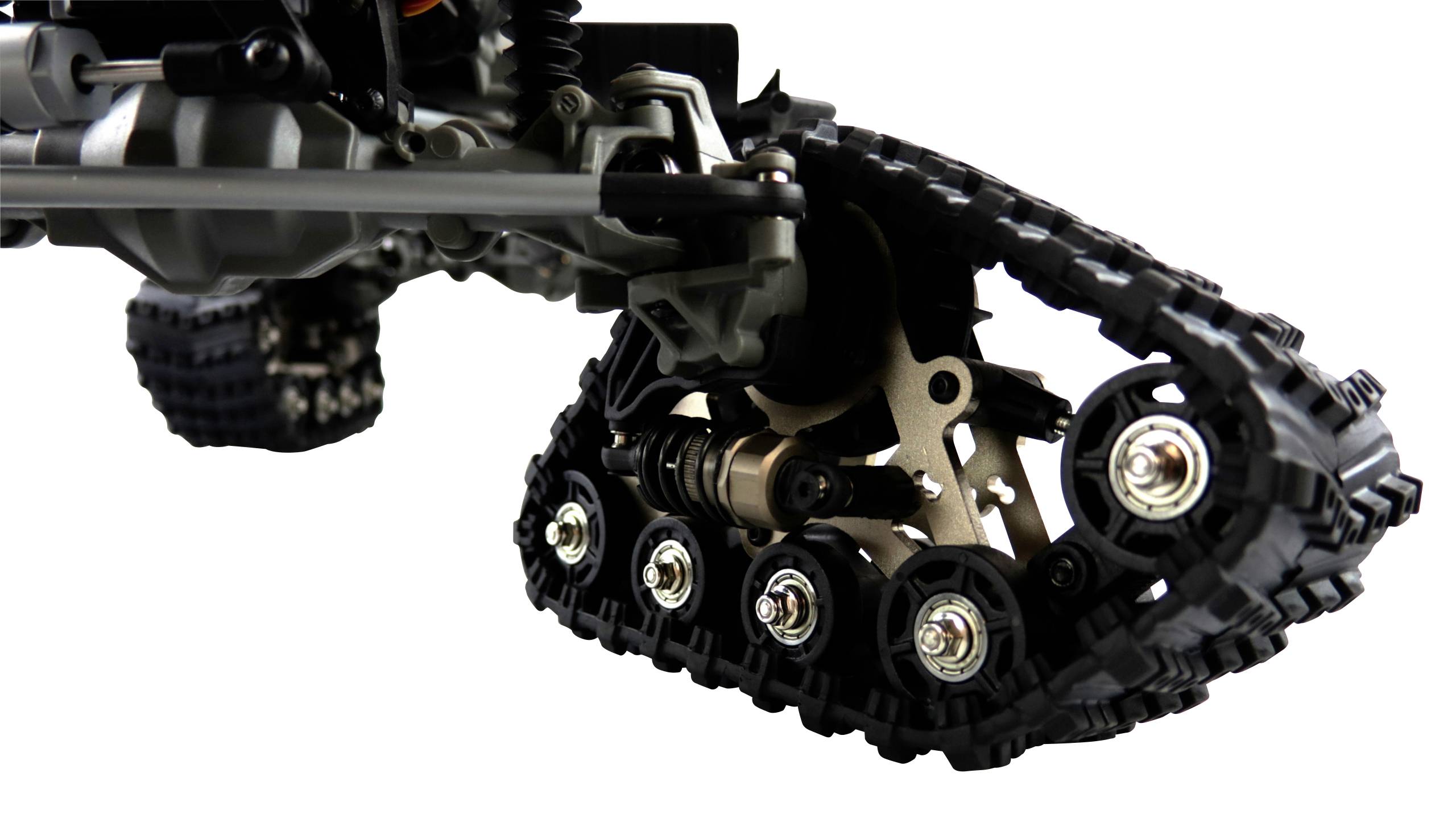 Detailní záběr černého gumového pásu robota s několika válcovitými koly, které jsou součástí hnacího mechanismu.