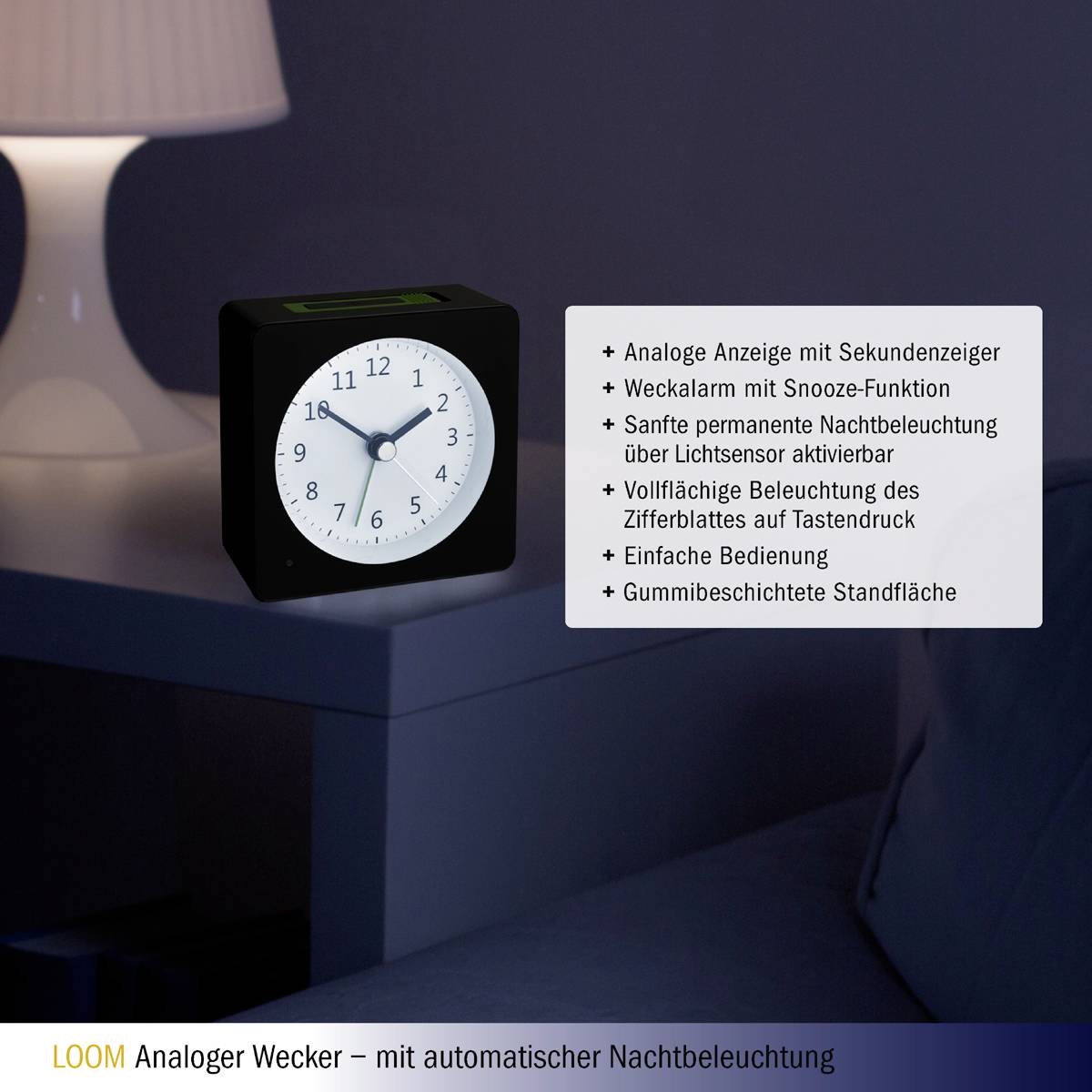 Analogový budík s modrým podsvícením stojí na nočním stolku. Text popisuje jeho funkce, například funkci odloženého buzení a jemné osvětlení.
