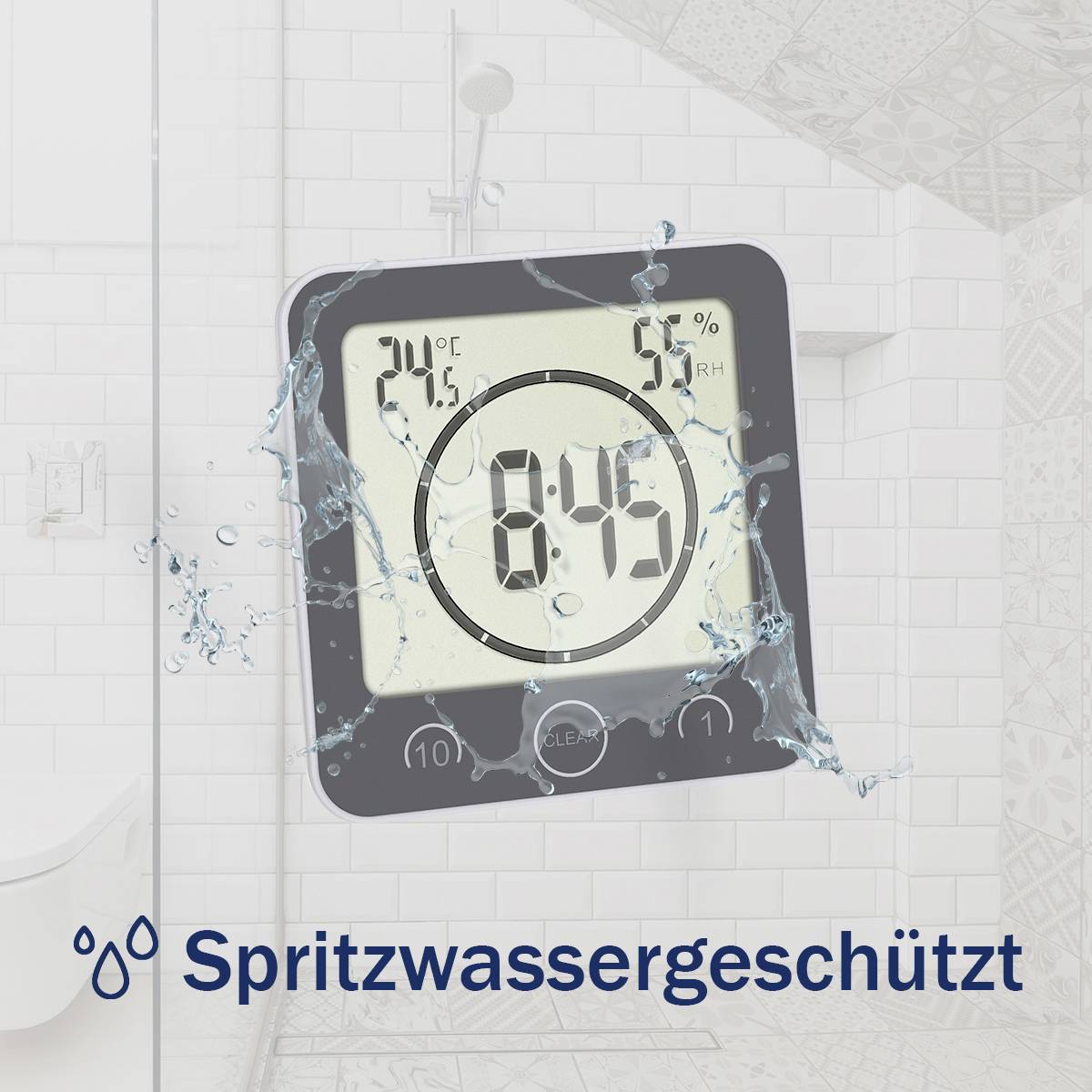 Digitální koupelnový teploměr s ukazatelem 24,5 °C a 55% vlhkosti vzduchu, v pozadí koupelna. Text: 'Chráněno proti stříkající vodě'.