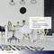 Moderní kancelář s bílou stěnou a analogovými nástěnnými hodinami. U světlého stolu stojí židle. Je viditelný popis produktu.