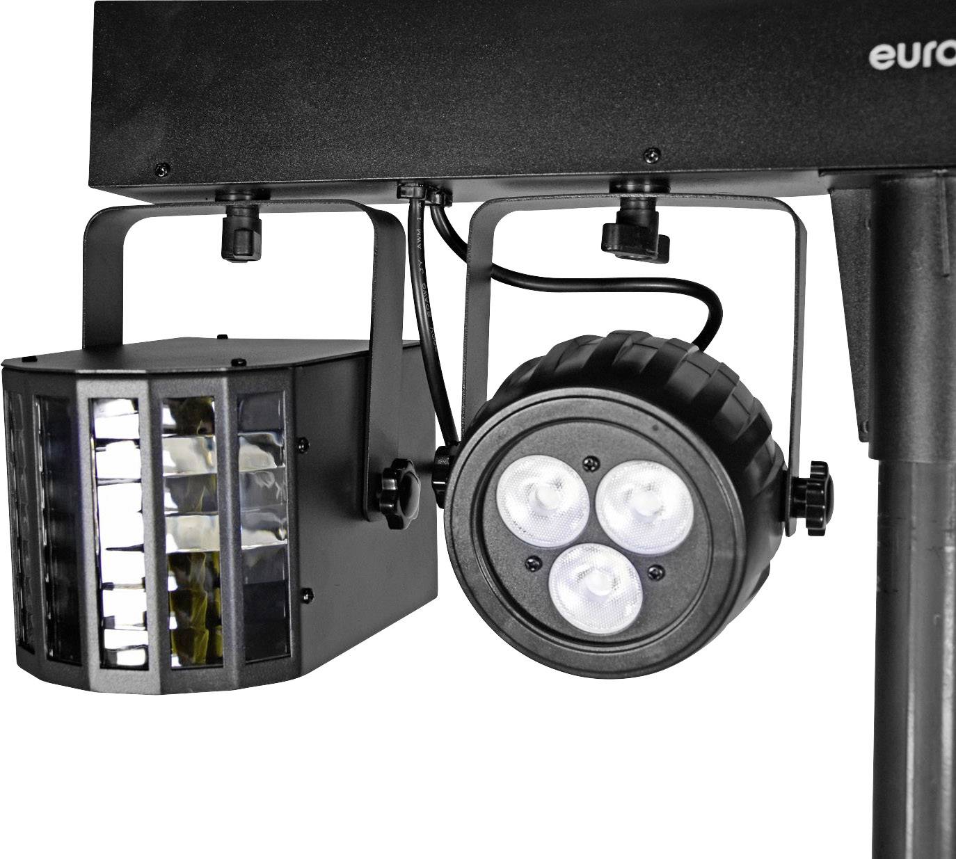 Černé jeviště osvětlené světlometem se dvěma různými zdroji světla, jeden s několika LED lampami a druhý s trojitým linkovým designem.