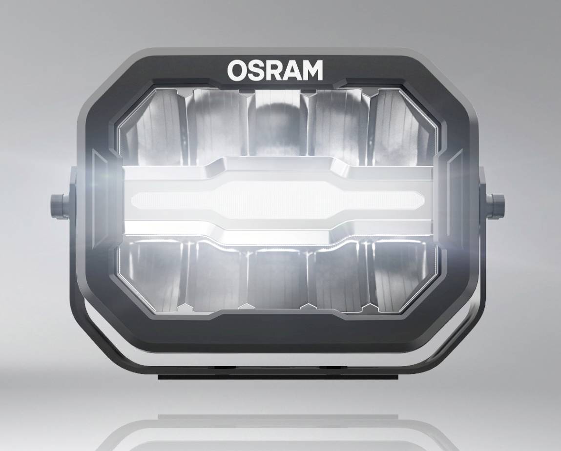Jasně svítící pravoúhlý reflektor OSRAM před šedým pozadím.