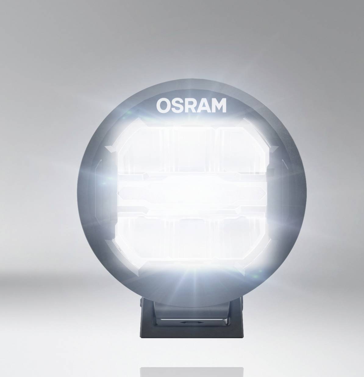 Kulaté, svítící LED světlo s nápisem 'OSRAM' na šedém pozadí.