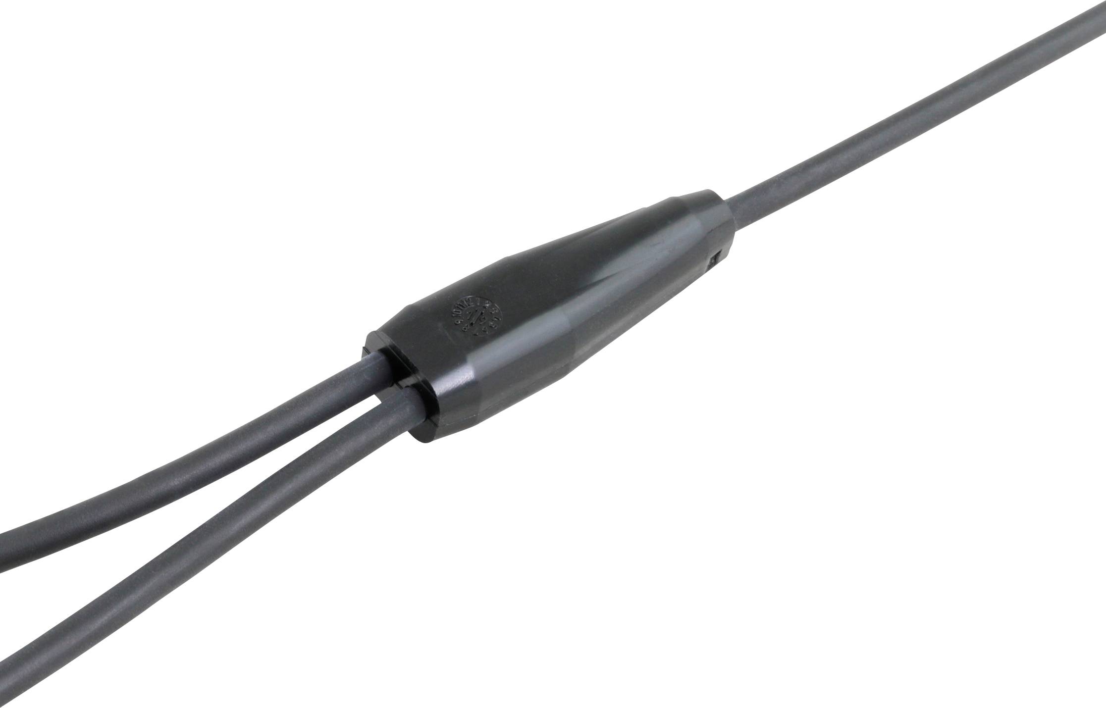 Černý elektrický kabel se spojkou uprostřed, který propojuje dva samostatné kabely.