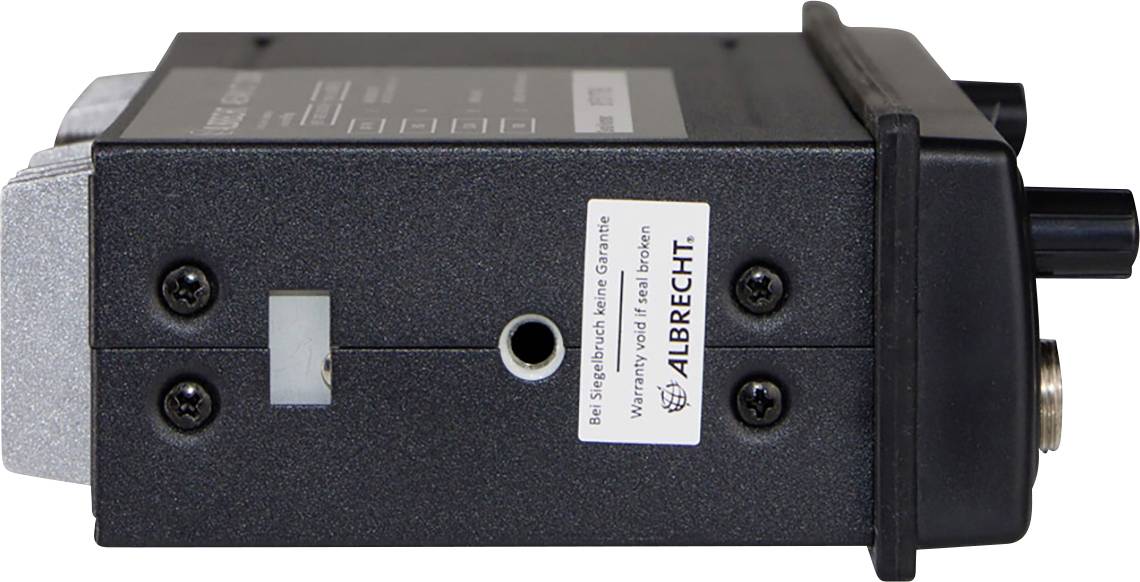 Černé elektronické zařízení s bočním připojovacím dílem a logem 'ALBRECHT'. Dva otočné knoflíky na pravé straně, sériové číslo vlevo.