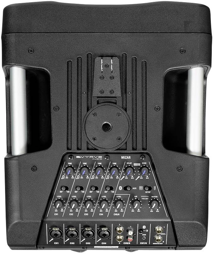 Přenosný reproduktor s integrovanými ovládacími prvky a přípojkami pro audio zařízení. Kompaktní design pro všestranné použití.