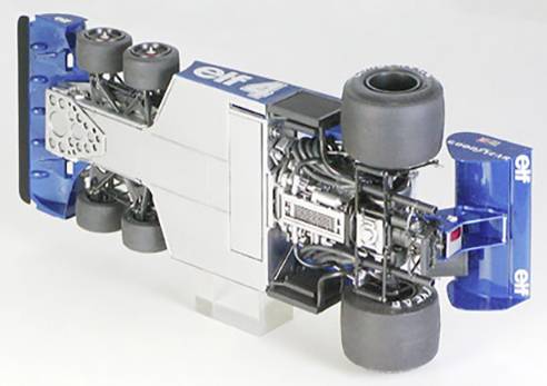 Model modrého závodního vozu Tyrrell P34 pohledem shora, zobrazující šest kol s detailním motorem a sponzorskými logy na neutrálním pozadí.